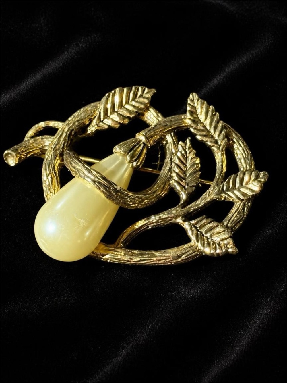 1928 Gold Leaf Design Brooch with Cream Pearl Drop Accent